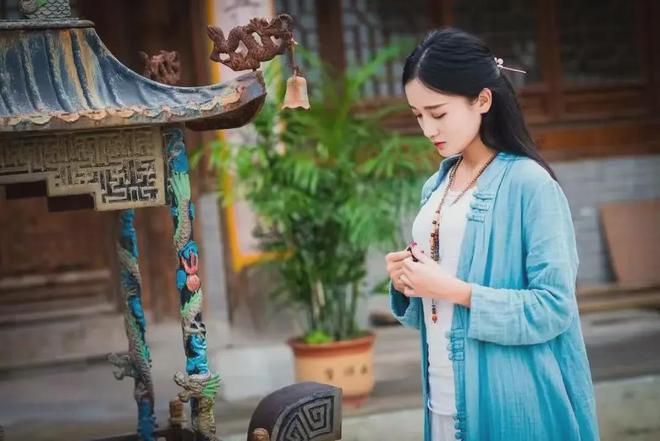 常穿的鞋子往往能够决定她的命运新利体育app并非迷信一个女人(图4)
