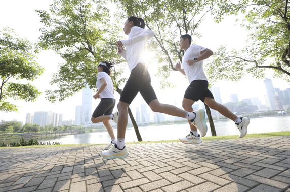物！鸿星尔克公园跑鞋赋能国动新动能新利体育app入选2024年度好
